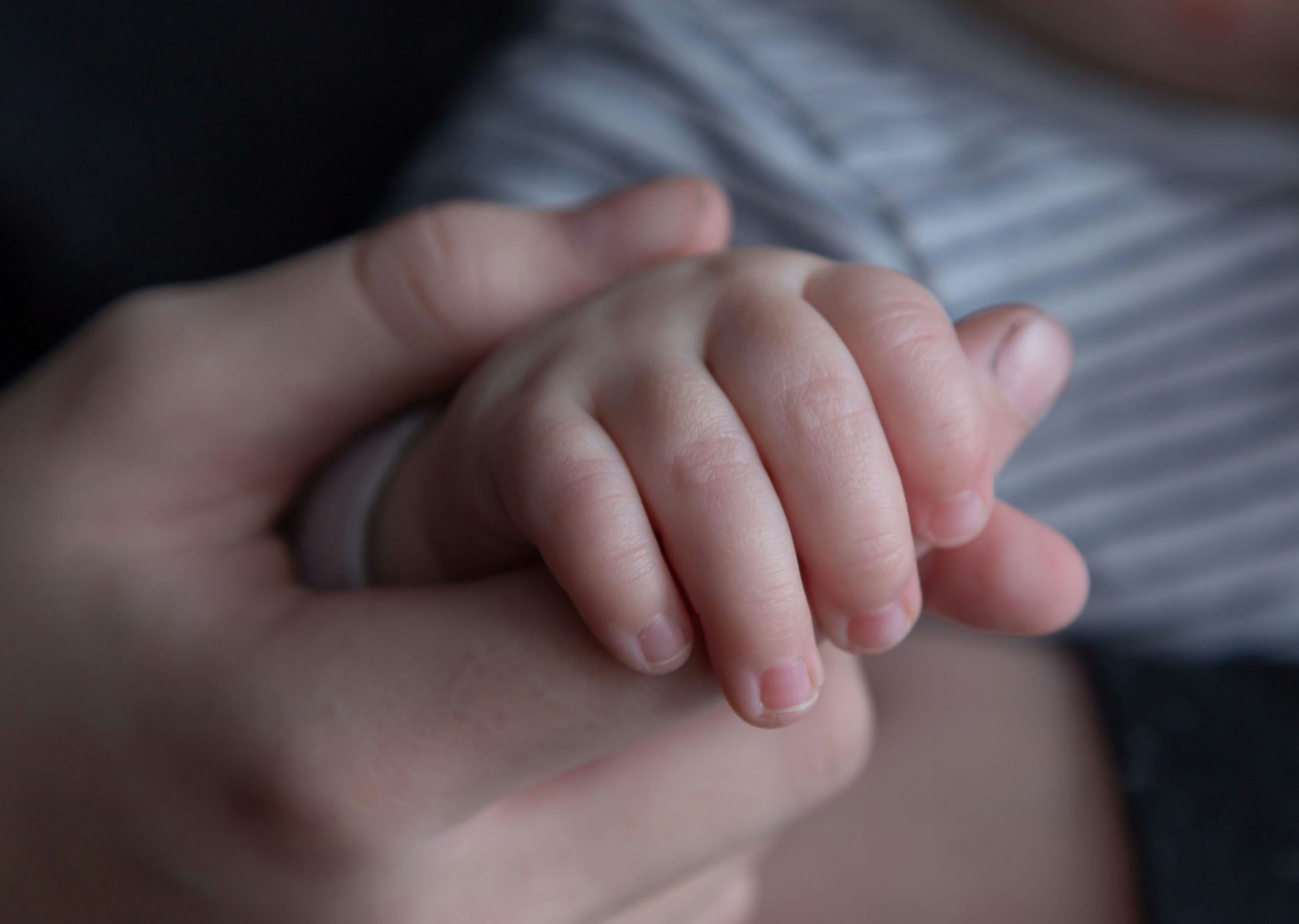 Gynäkologische Praxis Dr. Helmig-Kümmel - Hand einer Mutter hält die Hand eines Neugeborenen